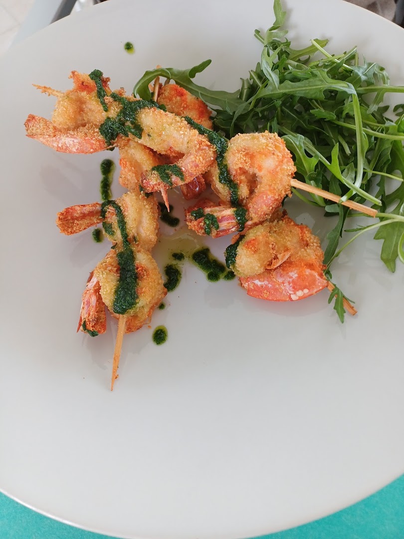 Spiedini di gamberoni in panatura croccante con rucola