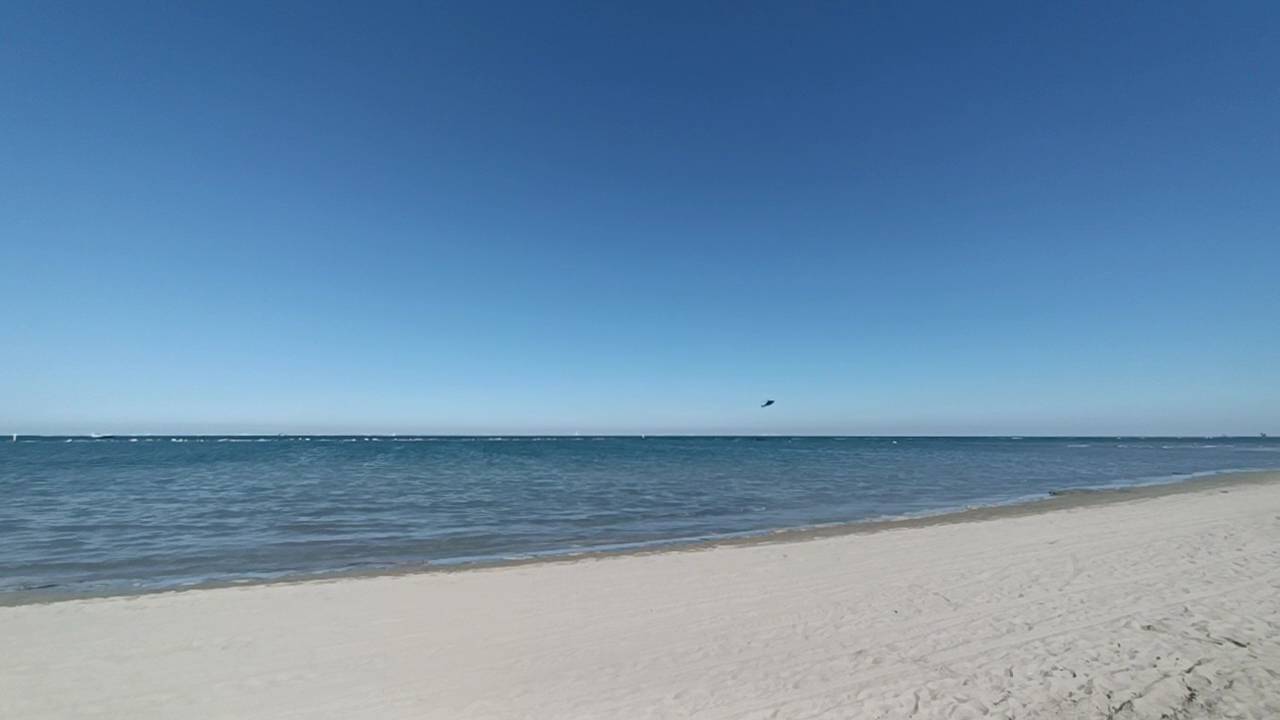 Adriatico calmo davanti a Punta Marina, sabbia chiara e cielo limpido
