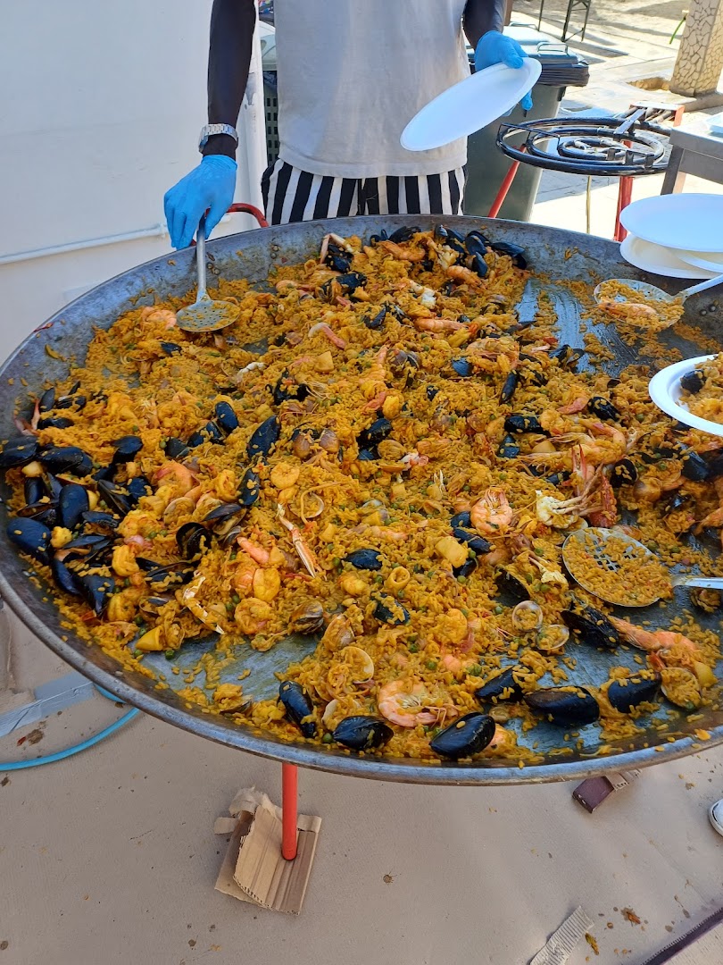 Padella gigante di paella con cozze, gamberi e zafferano servita la sera del 14 agosto al Bagno Ettore