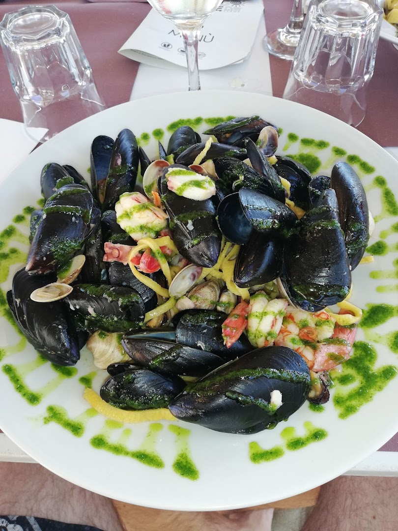 Ciotola di tagliolini allo scoglio con cozze nel guscio